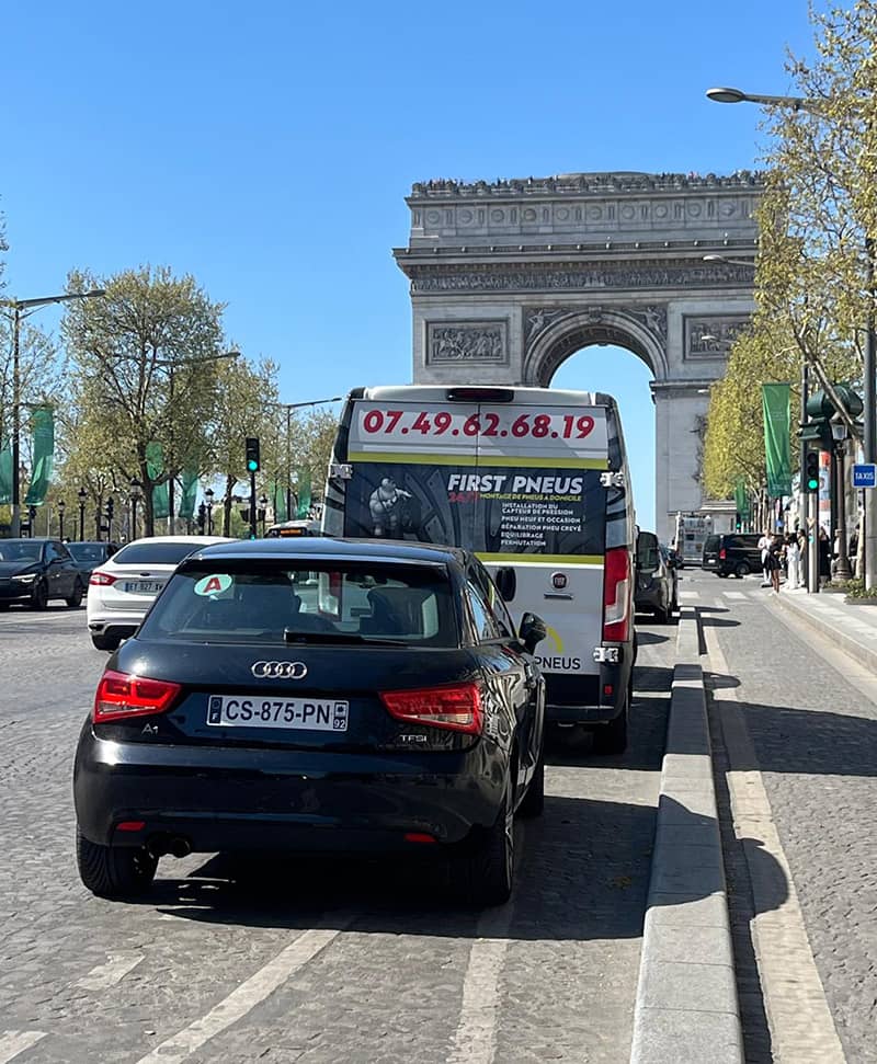 Réparation de crevaison pneu sur la route à Paris